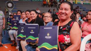Imagem da notícia - Em Parintins, o Governo do Amazonas entrega 281 títulos definitivos