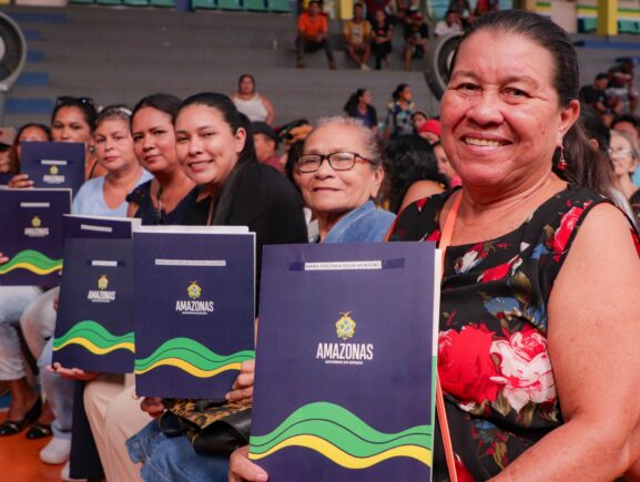 Em Parintins, o Governo do Amazonas entrega 281 títulos definitivos