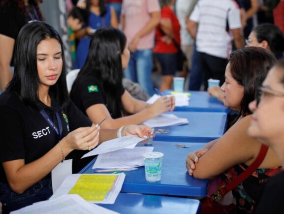 “Agora é uma coisa minha”, diz moradora ao receber título definitivo da casa pelo Governo do Amazonas