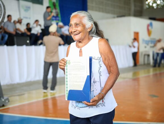 “Agora a minha terra tem o documento certo que precisava”, diz produtora que recebeu títu…