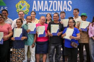 Amazonas Meu Lar: governador interino Roberto Cidade entrega 500 títulos definitivos e am…