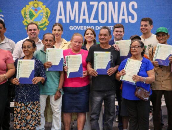 Amazonas Meu Lar: governador interino Roberto Cidade entrega 500 títulos definitivos e am…